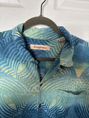 Tommy Bahama Men's Size Large 100% Silk Abstract Wavy Geometric Hawaiian Camp Sh
